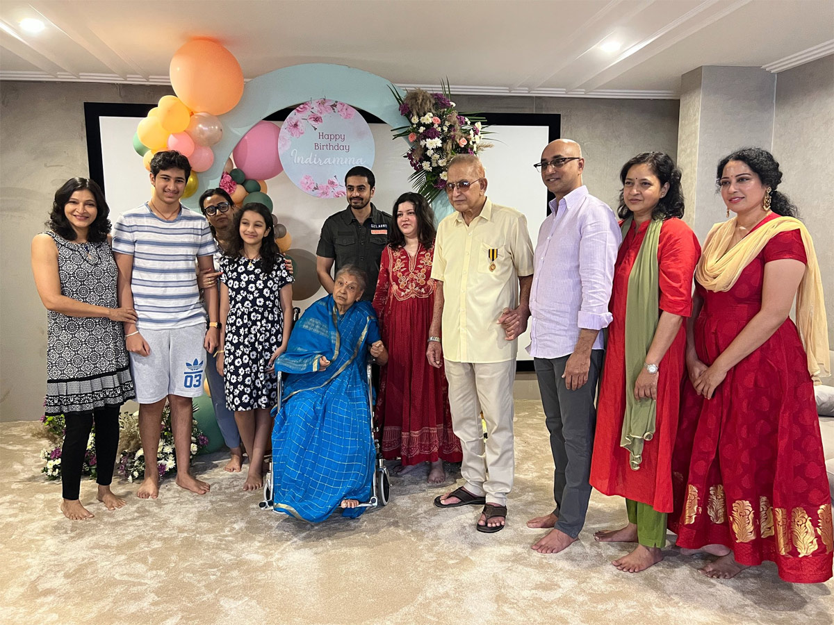 mahesh babu,mother indira,super star krishna,galla jaydev,galla ashok,priya,manjula,namratha,gautham  పిక్చర్ లో మహేష్ మిస్ అయ్యాడే 