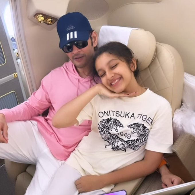 mahesh  ఫ్లైట్ లో మహేష్ కూతురు సితార తగ్గేదేలే!