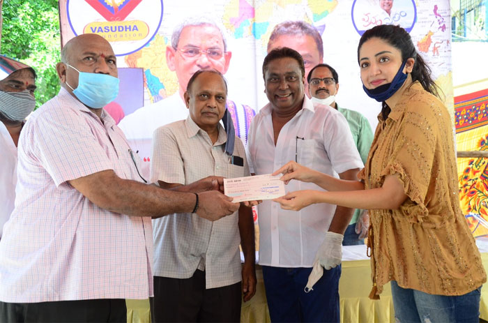 kadambari kiran,manam saitham,latest update,cheque distribution,vasudha foundation  వసుధ ఫౌండేషన్ హెల్ప్‌తో ‘మనం సైతం’ భారీ వితరణ!