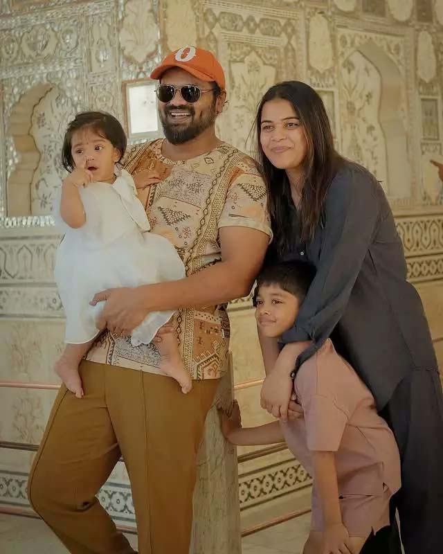 manchu manoj  మనోజ్ కుమార్తె బర్త్ డే లో అదే లోటు 