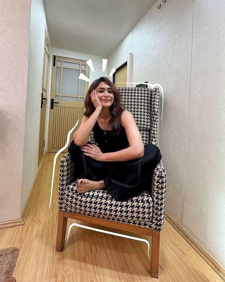mrunal thakur  మృణాల్ ఠాకూర్ పై భారీ ట్రోలింగ్ 