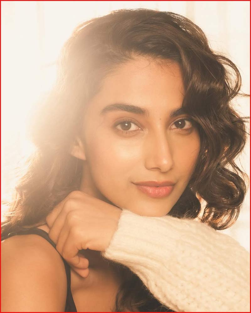 meenakshi chaudhary  2026ని మాత్రం వ‌ద‌ల‌నంటోందా బ్యూటీ!