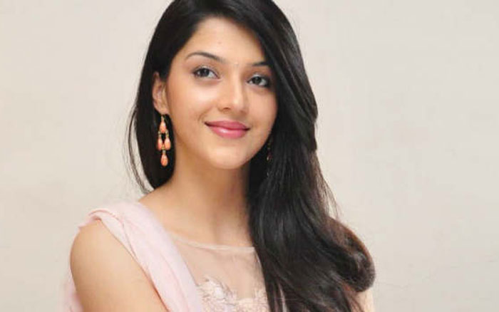 mehreen kaur,train,bitter experience,chennai  మెహ్రీన్ ని భయపెట్టేసిన తాగుబోతు..!!