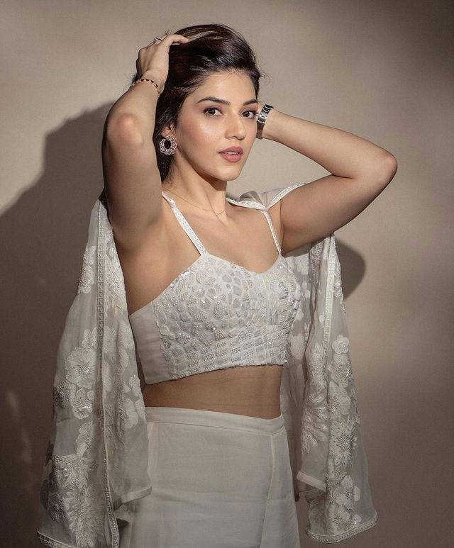 mehreen kaur  స‌క్సెస్ తో టాలీవుడ్ కి దూర‌మైన బ్యూటీ!