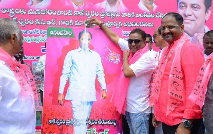 kadambari kiran,milk abhisekham,kcr picture,n shankar  కేసీఆర్ చిత్ర పటానికి కాదంబరి క్షీరాభిషేకం