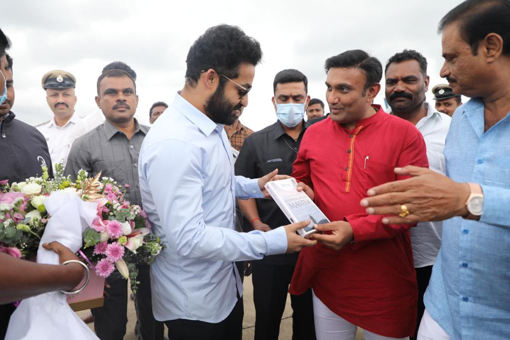 karnataka government,ntr,bangalore airport  బెంగుళూర్ లో ఎన్టీఆర్ క్రేజ్ 