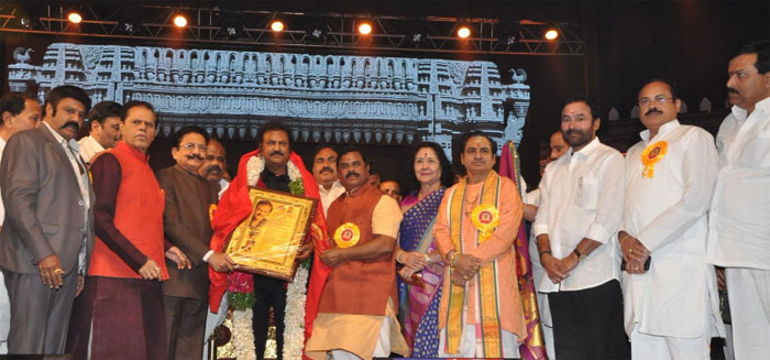 mohan babu,felicitated,viswa nata saarvabouma,kakatiya kala parishatt. subbarami reddy,balakrishna  ఈ బిరుదుకి మోహన్ బాబు అర్హుడు!