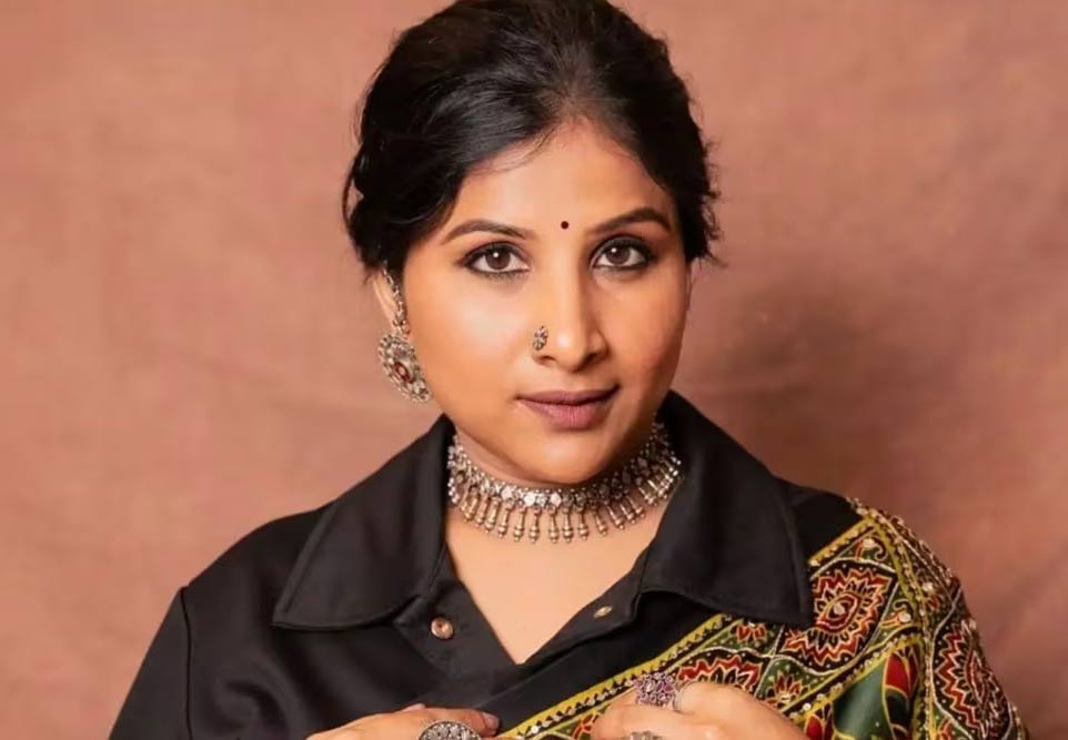 mangli  సెలెబ్రిటీ హోదా వెనుక మోసాలు 