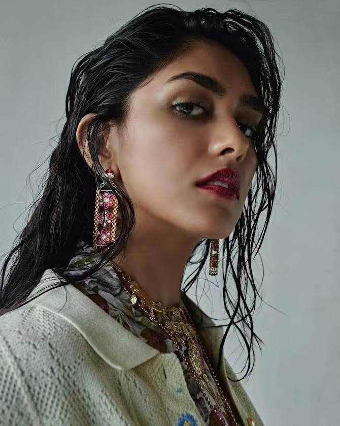 mrunal thakur  మా పేరెంట్స్ కి ఇష్టం లేదంటున్న మృణాల్