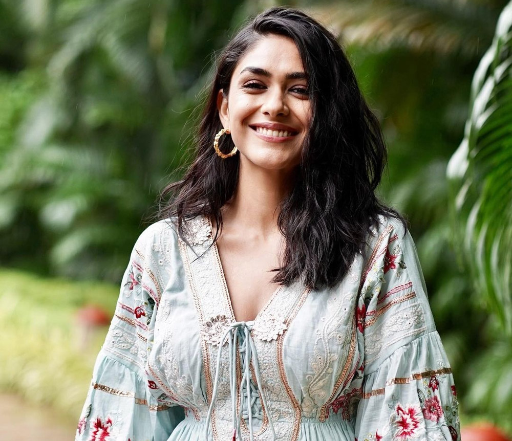 mrunal thakur,sita ramam,vyjayanthi movies  హిట్ కొట్టా.. పెంచరా అంటున్న సీత 