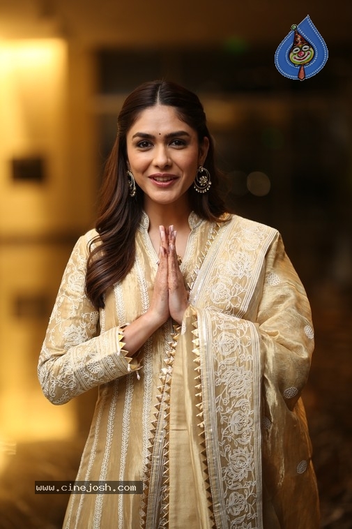 mrunal thakur  డెకాయిట్‌ లో రిస్కీ యాక్షన్ స్టంట్స్ చేశా-మృణాల్