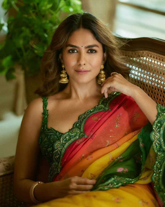 mrunal thakur  మృణాల్ ఠాకూర్ మెస్మరైజింగ్ లుక్