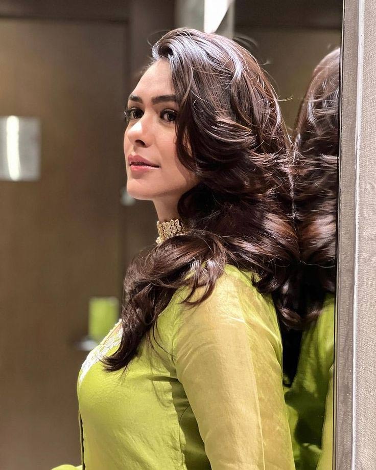 mrunal thakur  సూసైడ్ చేసుకోవాలనుకున్న మృణాల్ 