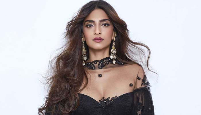 sonam kapoor,mumbai,traffic police  పోలీసుల దగ్గర బుక్కైన స్టార్ హీరోయిన్ 