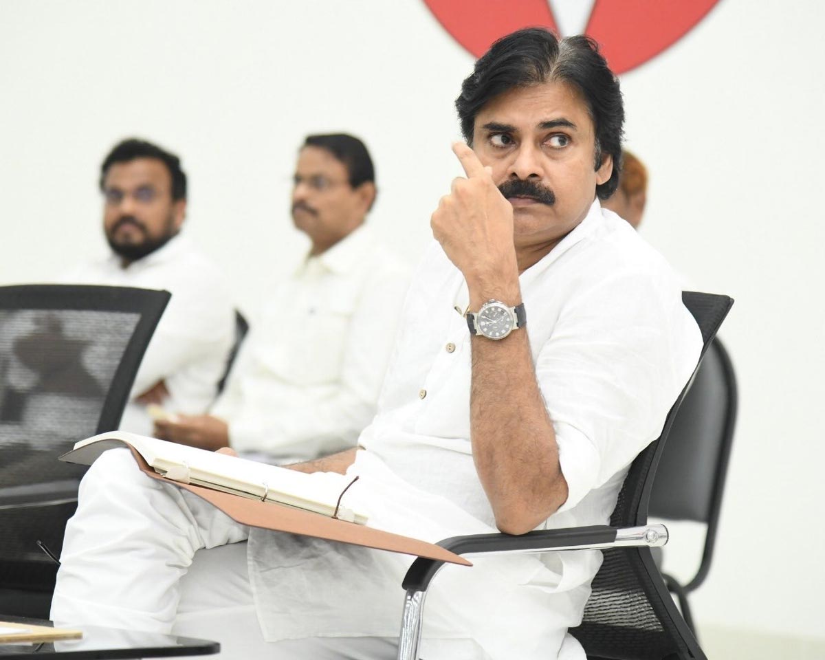 pawan kalyan,janasena,ycp,ap cm jagan,dogs,pawan press meet  నా వ్యక్తిగత జీవితం బ్లాక్ అండ్ వైట్: పవన్ 