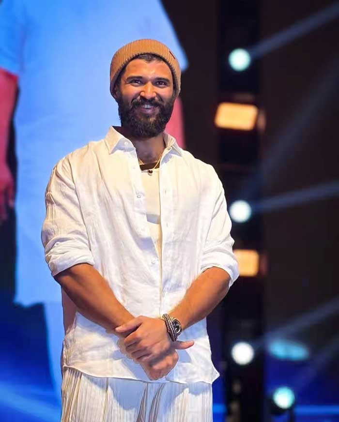 mythri movie makers  రిస్క్ అయినా ర‌స్క్ లా తీసుకుంటున్నారా?