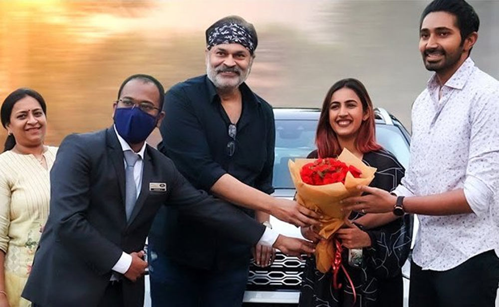 naga babu,niharika,chaitanya,renj rover discovery,special gift  మెగా అల్లుడికి మరిచిపోలేని గిఫ్ట్ 