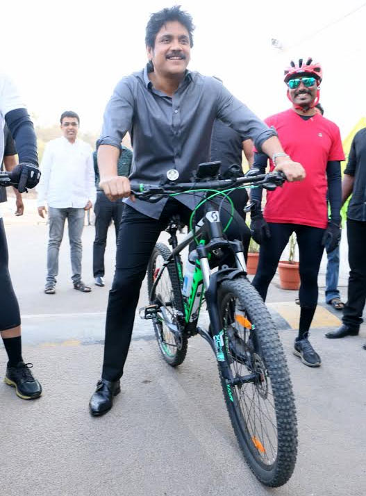 nagarjuna,cycle,politics,yoga chakra,hyderabad,flagged off  సైకిలెక్కిన నాగార్జున..!