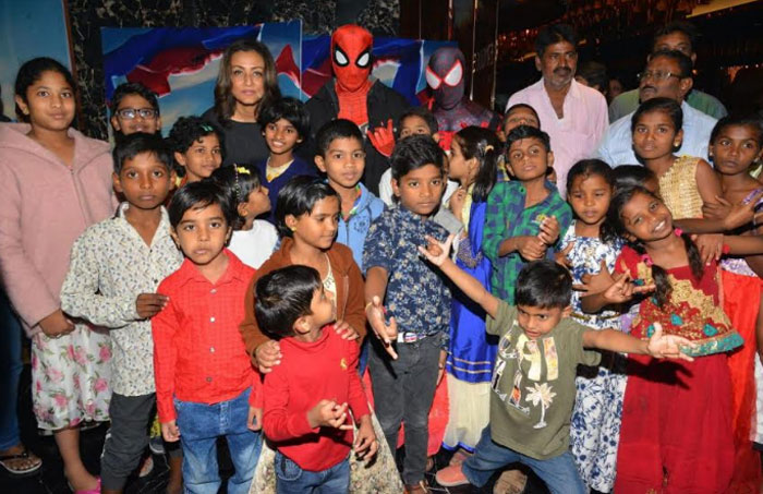 namratha,amb cinemas,mahesh babu,spiderman into the spider verse special show,mahesh babu wife  ఎఎమ్‌బినీ నిత్యం వార్తల్లో ఉంచుతున్న నమ్రత!!