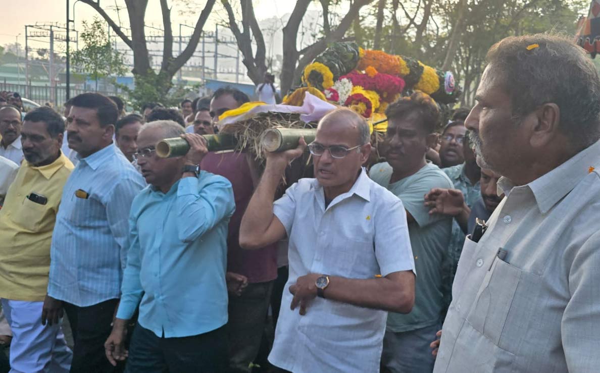 nandamuri  అన్నగారి అభిమానికి నందమూరి కుటుంబం అశృనివాళి