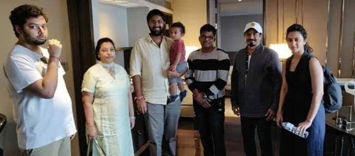 nandamuri mokshagna,family pic,nandamuri fans,mokshagna latest photo,balakrishna son  మోక్షజ్ఞ‌ని చూసి తట్టుకోలేకపోతున్నారు