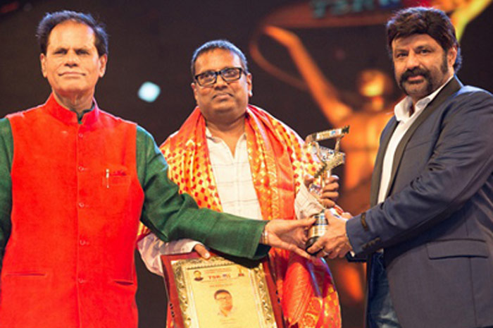 gunasekhar,balakrishna,nandi awards,tsr tv9 awards,awards,tollywood  వీడియో: గుణశేఖర్ అంటే బాలయ్యకు పడదా?