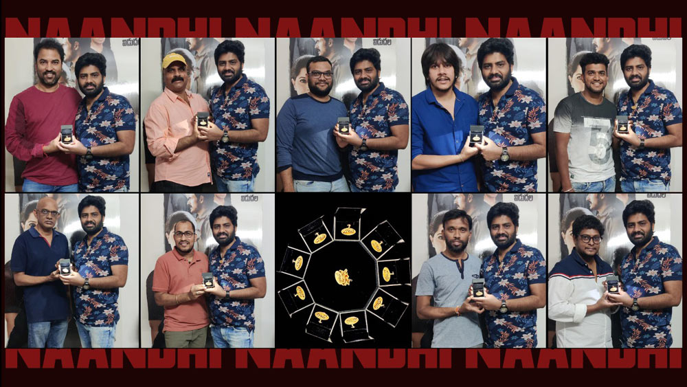 nandi director,vijay kanakamedala,celebrates,success,distributing gold coins  సక్సెస్ అందరితోనూ 