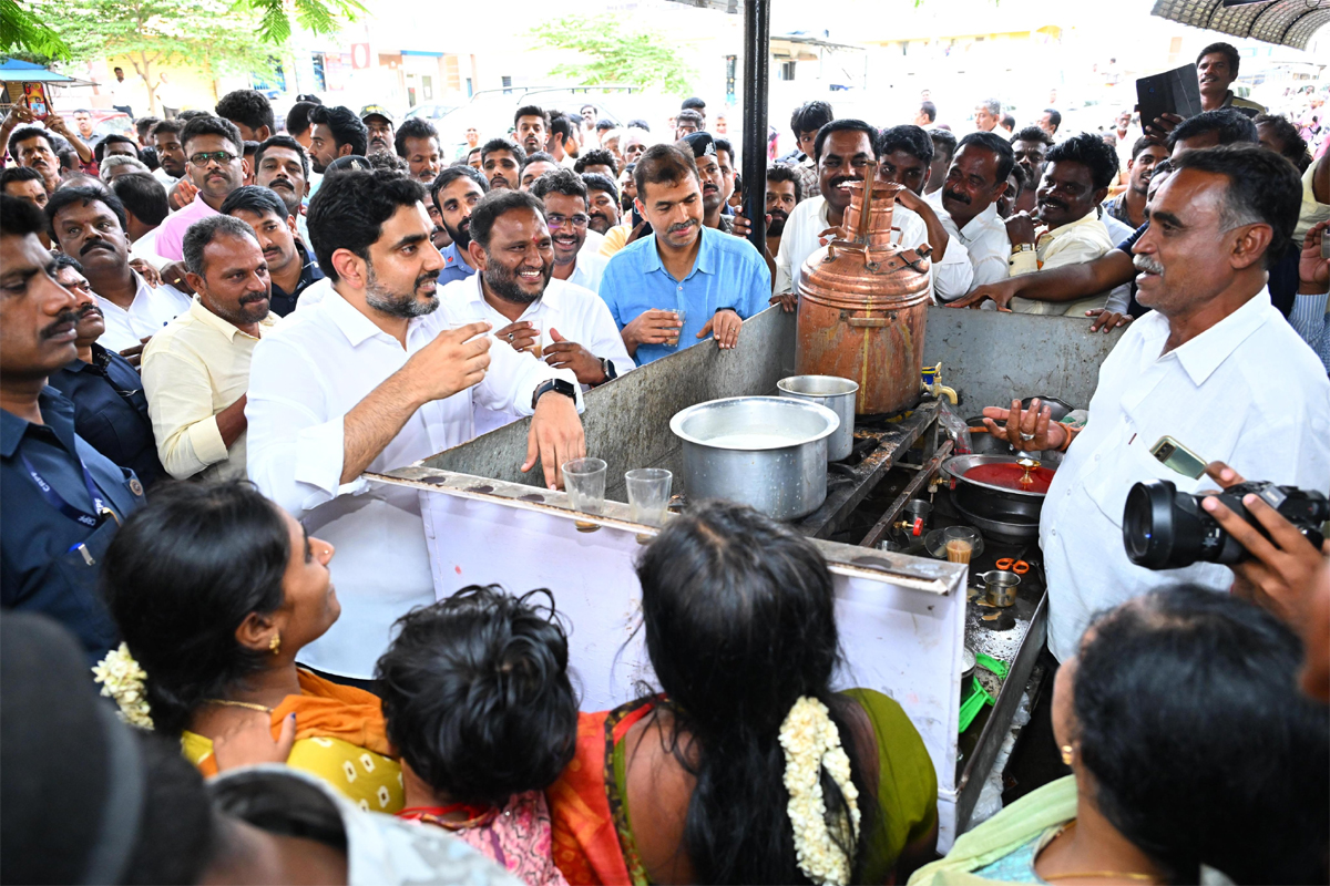 nara lokesh  టీ షాప్ లో మినిస్టర్ లోకేష్ సందడి 
