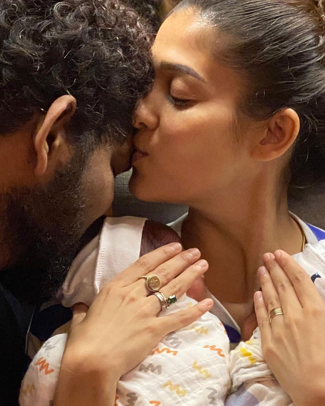 nayanthara,vignesh shivan  ట్విన్స్ ని ఎత్తుకుని విగ్నేష్ కి నయన్ ముద్దు  