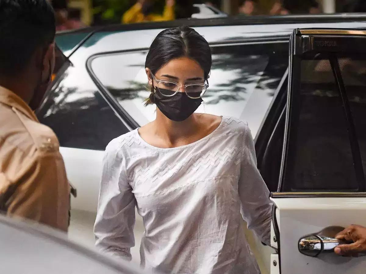 ananya panday,summoned,ncb,monday,ncb office,mumbai,liger heroine  రెండు రోజుల విచారణ.. అనన్యకి మళ్ళీ..