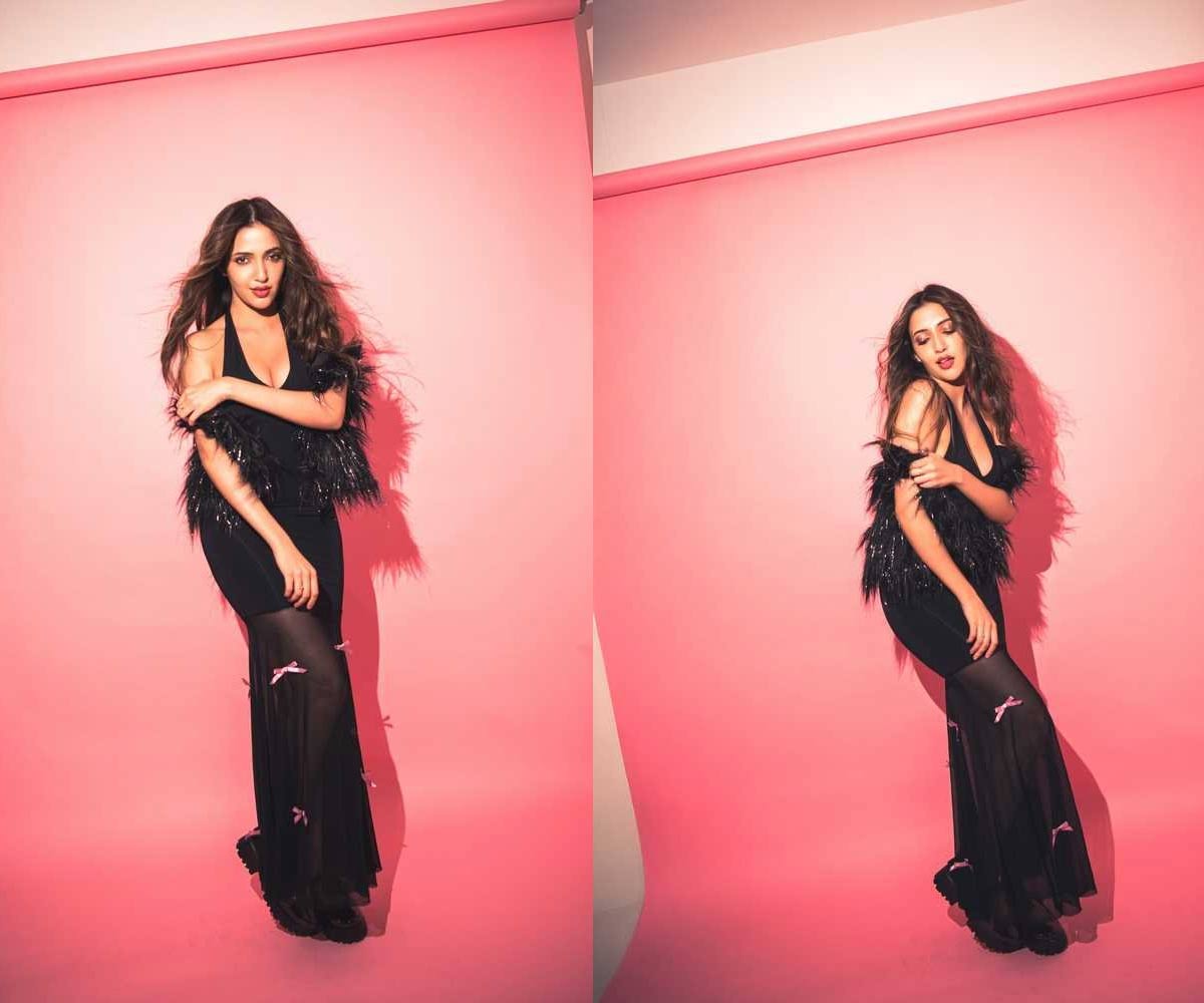 neha shetty  గత్తర లేపుతున్న టిల్లు భామ 