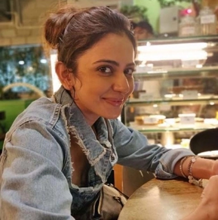 rakul preet singh,dress,netizens,social media  రకుల్‌ డ్రస్‌పై ఆడేసుకున్నారు..!!