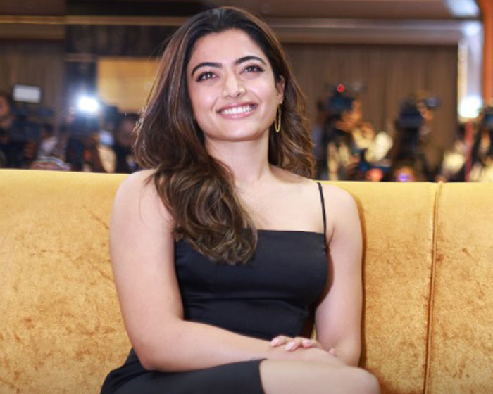 rashmika mandanna,pushpa movie,pushpa promotions,rashmika strong counter,netizen  నెటిజెన్ కి దిమ్మతిరిగే కౌంటర్ ఇచ్చిన రష్మిక 