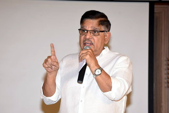 mega producer allu aravind,geetha arts,bunny,allu sirish,bunny vas,four sons  కొడుకులను భయపెడుతున్న అల్లు అరవింద్!