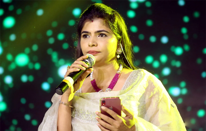 popular singer,lady singer chinmayi,telugu netizens,fans,tollywood  తెలుగోళ్లు బూతులు తిడుతున్నారు: చిన్మయి