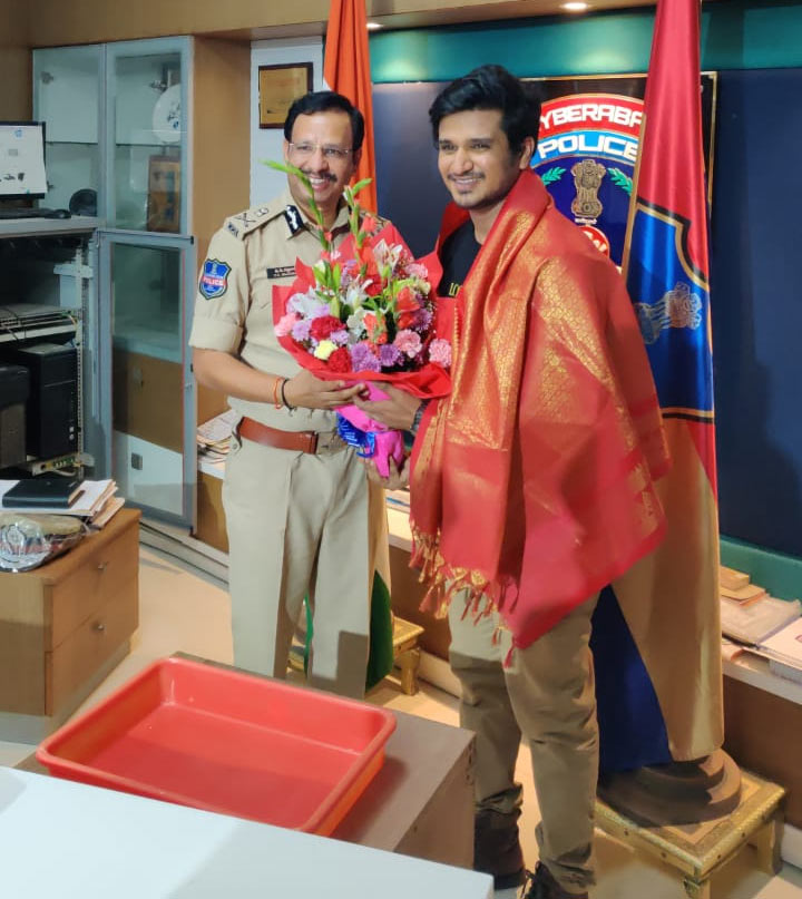 nikhil,actor nikhil,felicitated,commisioner police vc. sajannar,sparkles clapping hands sign  నిఖిల్‌ను ఘనంగా సన్మానించిన కమీషనర్ 