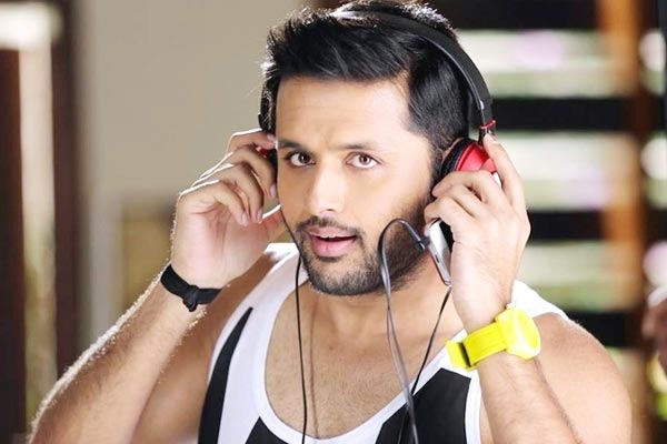 nithin,trivikram sreenivas,pawan kalyan,a aa movie  తెల౦గాణ స్టార్ హీరో ఫేటు మారుతో౦దా!