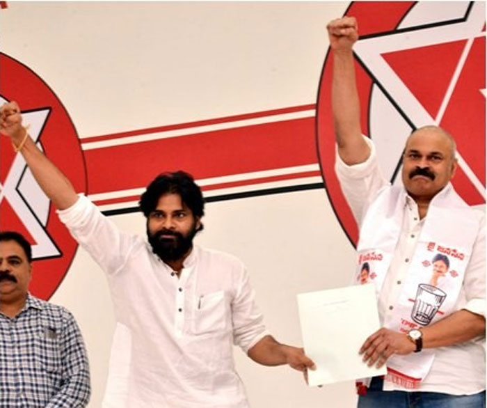 pawan kalyan,janasena party,nagababu,support,mega family  జనసేనకు మెగా హీరోల సపోర్ట్ లేదేంటి 