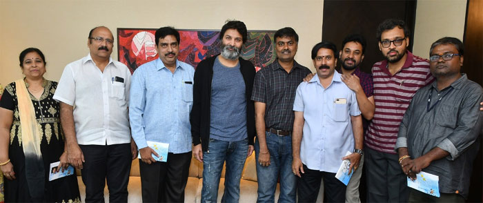 o naa va cartoon book,omprakash narayana vaddi,trivikram srinivas  త్రివిక్రమ్ చేతుల మీదుగా ‘ఓనావ కార్టూన్లు’