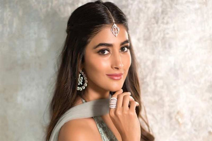 pooja hegde,waiting,bollywood,movies,success  ఈసారైనా అక్కడ క్లిక్ అవుతుందా?