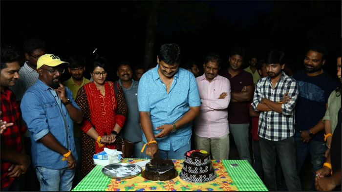 director,konda vijay kumar,birthday,orey bujjiga,sets  ‘ఒరేయ్‌ బుజ్జిగా’ సెట్‌లో దర్శకుడి బర్త్‌డే వేడుక