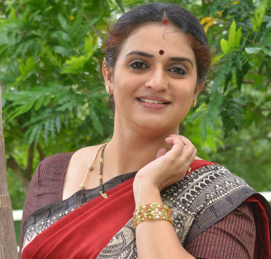 actress pavitra lokesh,remuneration,naresh,ramya raghupathi,pavitra lokesh  రోజుకి లక్ష అంటున్న నటి 