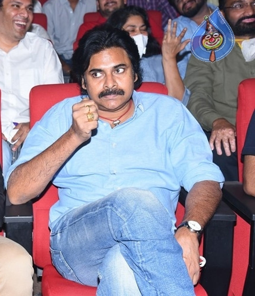 pawan kalyan,vakeel saab event,pawan kalyan vakeel saab pre release event,pawan speech at vakeel saab,vakeel saab pre release event  కెవ్వు కేక సాంగ్ చెయ్యడానికి ఇబ్బంది పడ్డ పవన్