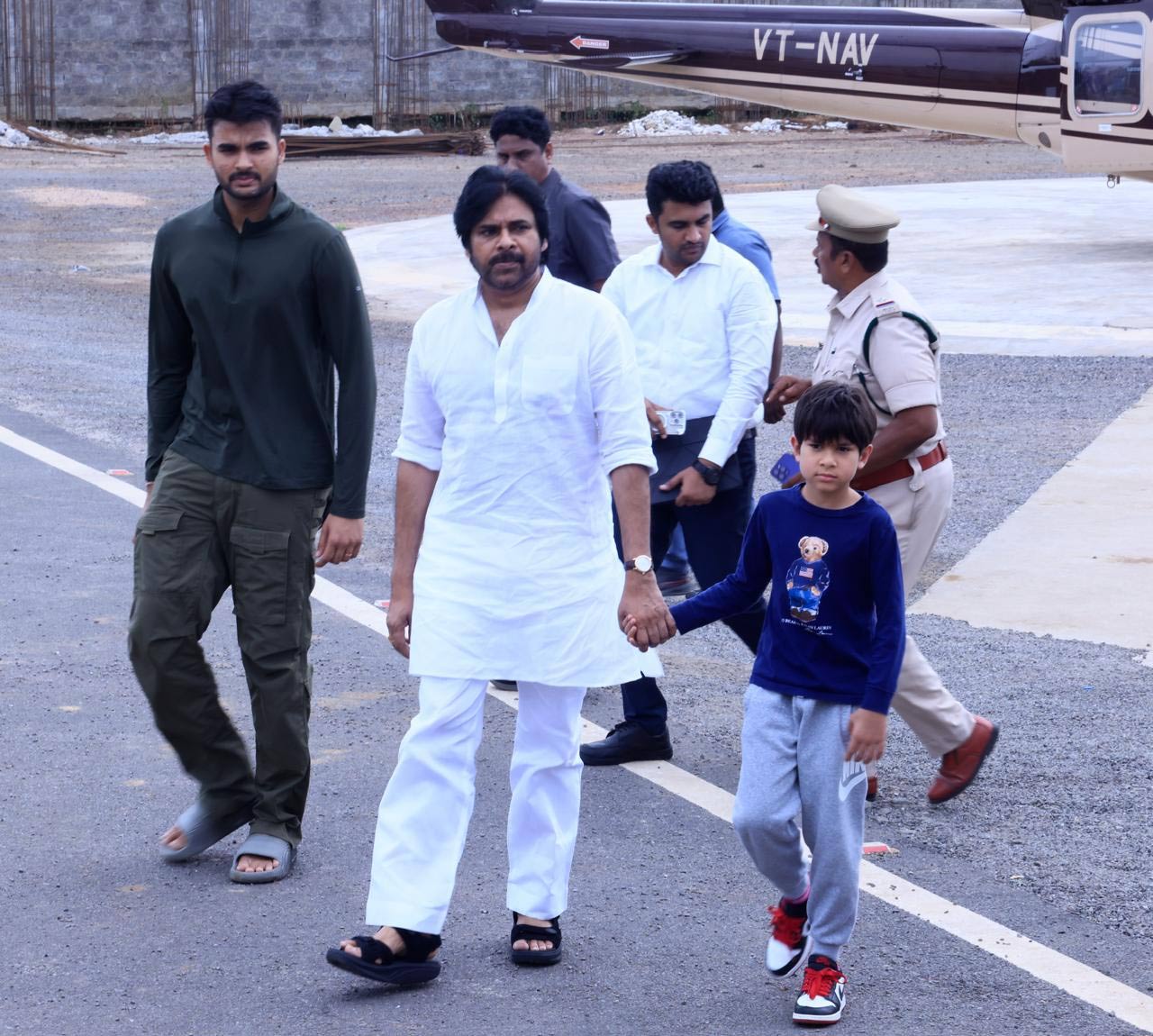 pawan kalyan  ఇద్దరు వారసులతో పవన్ కళ్యాణ్ 