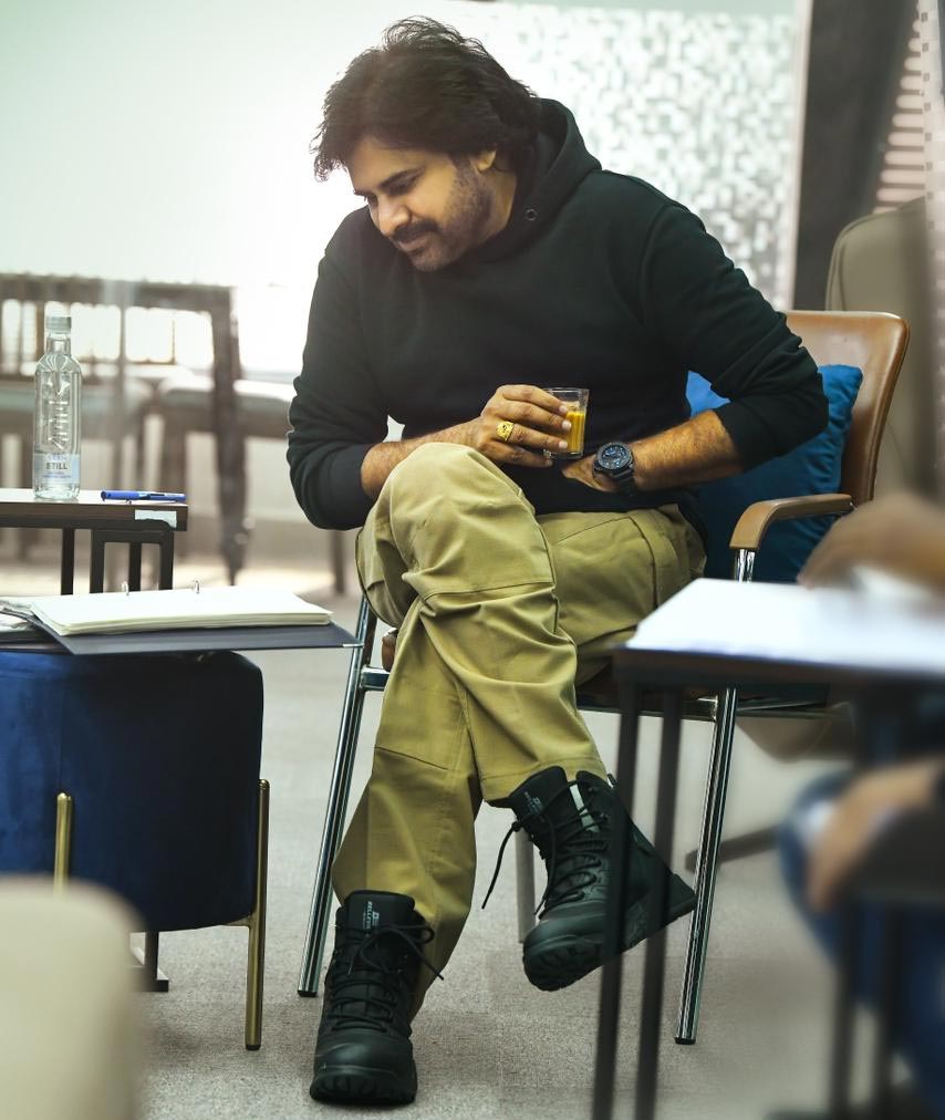 Pawan Kalyan classy new look పవన్ లేటెస్ట్ లుక్ ...