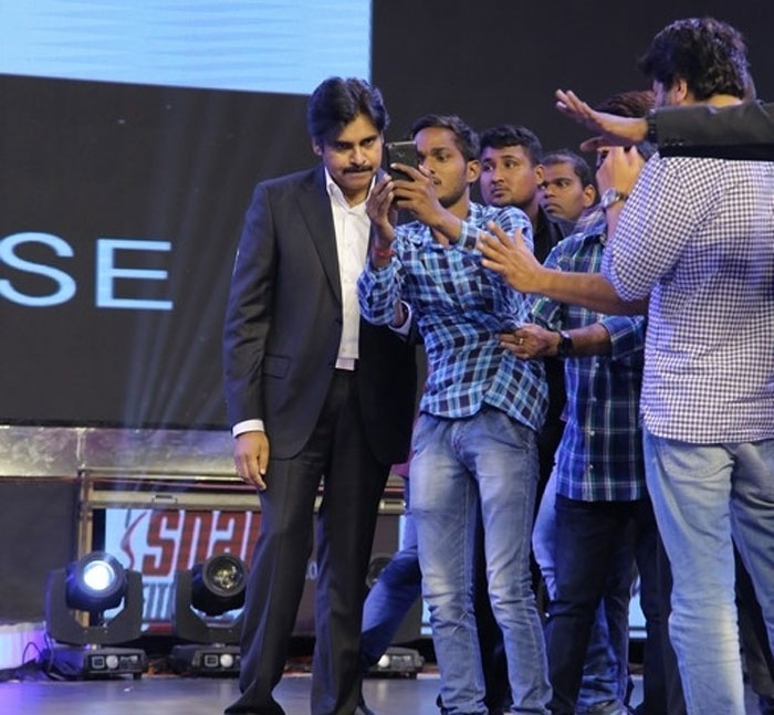 pawan kalyan,fans,agnathavasi,audio launch,fan selfie  పవన్ అంటే ఫ్యాన్స్ కి అంత పిచ్చి మరి!