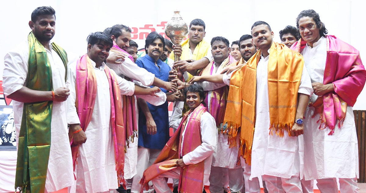 pawan kalyan,felicitates,wrestlers,pawan - krish movie  మల్లయోధుల సన్మాన సమావేశంలో పవన్