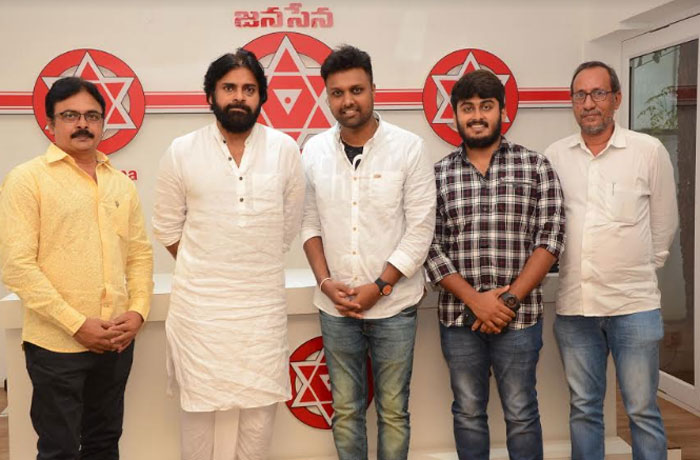 pawan kalyan,aatagadhara siva,yettagayyo siva song,janasena party office  'ఎట్టాగ‌య్యా శివ' పవన్ కి నచ్చేసింది!