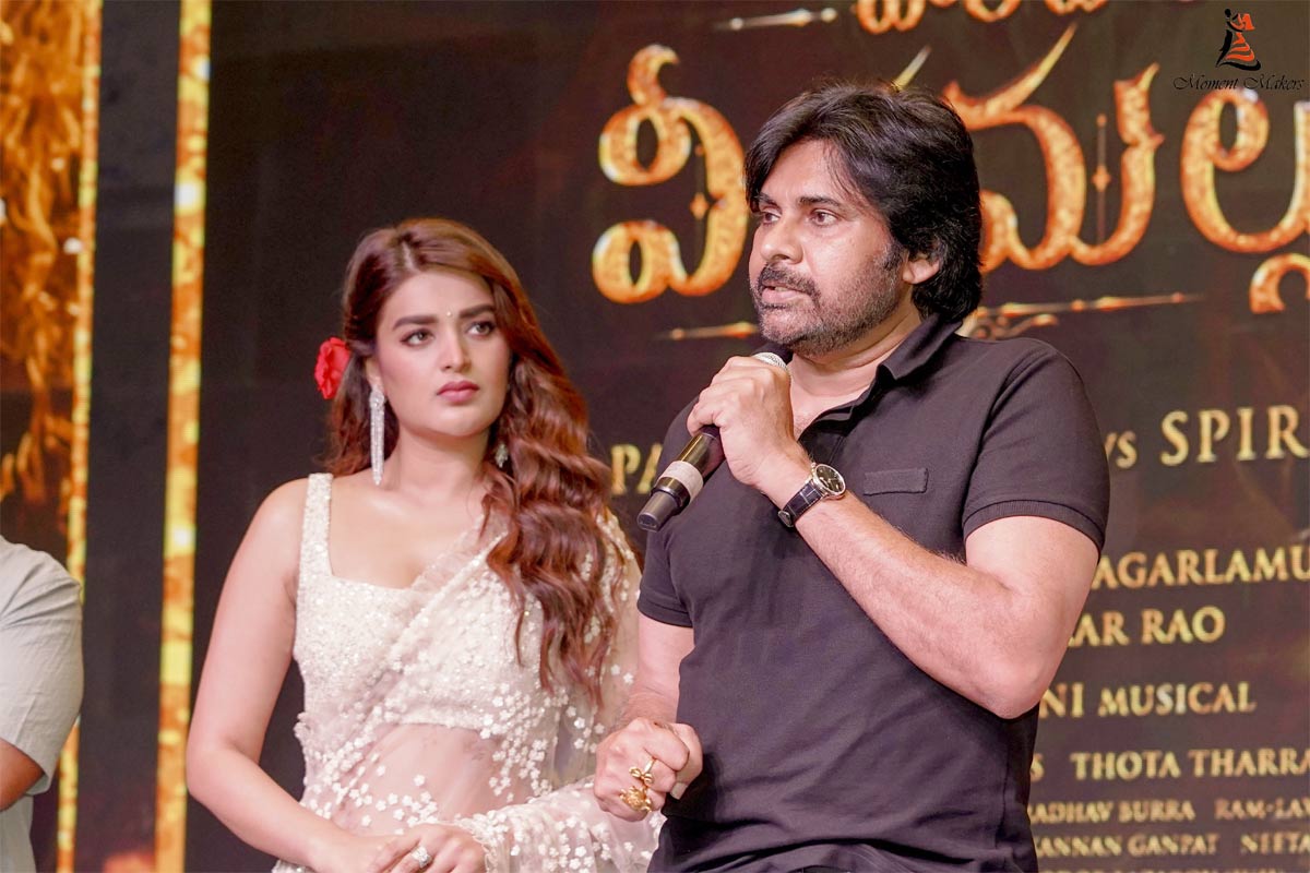 nidhhi agerwal  హీరోయిన్ ని చూసి సిగ్గు తెచ్చుకున్న పవన్ 