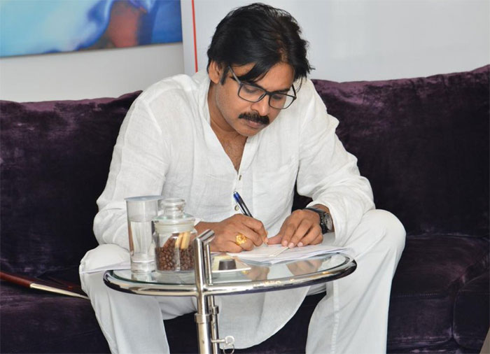 pawan kalyan,janasena,delhi,indefinite fast,ap special status  పవన్‌ మరో ముందడుగు..! 